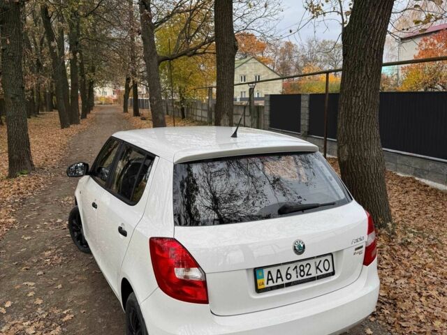 Белый Шкода Фабия, объемом двигателя 1.4 л и пробегом 283 тыс. км за 4700 $, фото 2 на Automoto.ua