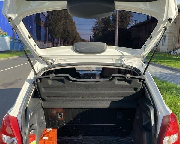 Белый Шкода Фабия, объемом двигателя 1.2 л и пробегом 112 тыс. км за 6400 $, фото 10 на Automoto.ua