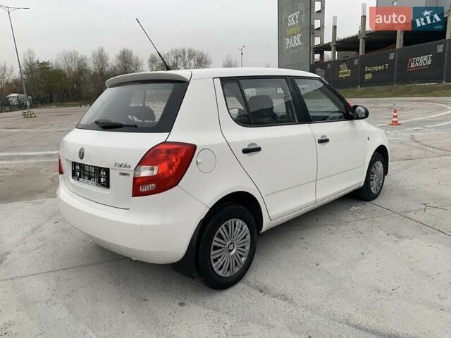 Белый Шкода Фабия, объемом двигателя 1.39 л и пробегом 230 тыс. км за 3698 $, фото 14 на Automoto.ua