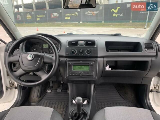 Белый Шкода Фабия, объемом двигателя 1.39 л и пробегом 230 тыс. км за 3698 $, фото 36 на Automoto.ua