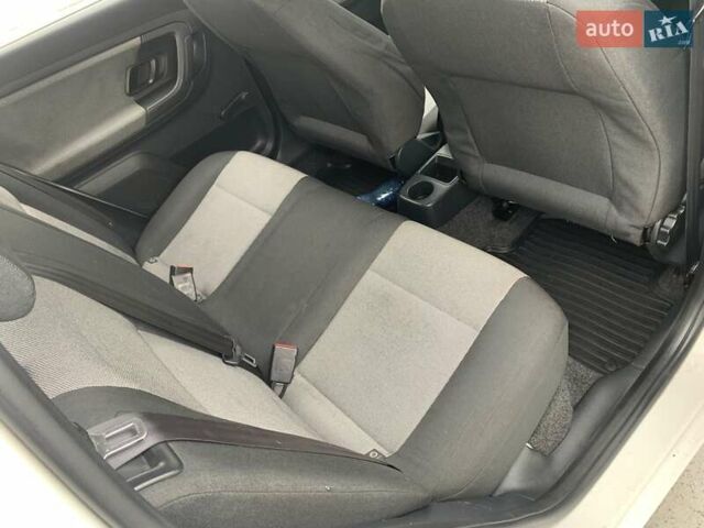 Белый Шкода Фабия, объемом двигателя 1.39 л и пробегом 230 тыс. км за 3698 $, фото 55 на Automoto.ua