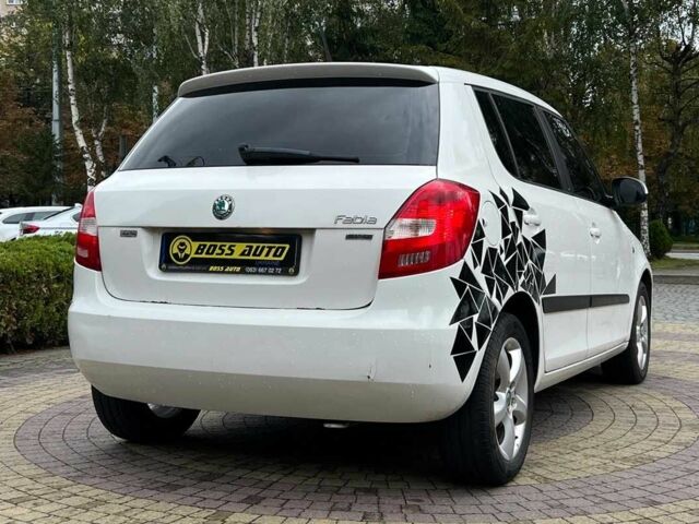 Белый Шкода Фабия, объемом двигателя 1.2 л и пробегом 102 тыс. км за 5500 $, фото 6 на Automoto.ua