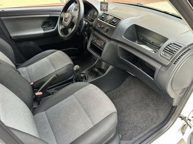 Білий Шкода Фабія, об'ємом двигуна 1.2 л та пробігом 260 тис. км за 4200 $, фото 4 на Automoto.ua