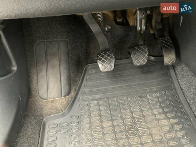 Белый Шкода Фабия, объемом двигателя 1.39 л и пробегом 230 тыс. км за 3698 $, фото 40 на Automoto.ua