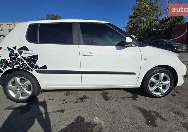 Белый Шкода Фабия, объемом двигателя 1.2 л и пробегом 102 тыс. км за 4700 $, фото 6 на Automoto.ua