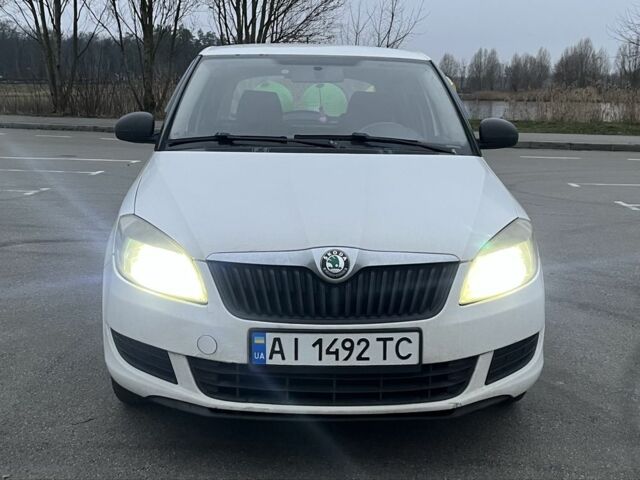 Белый Шкода Фабия, объемом двигателя 1.2 л и пробегом 175 тыс. км за 4300 $, фото 4 на Automoto.ua