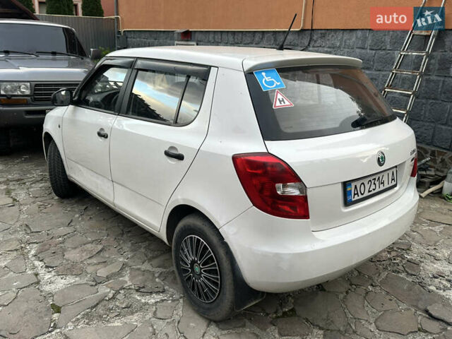 Белый Шкода Фабия, объемом двигателя 1.2 л и пробегом 260 тыс. км за 3500 $, фото 2 на Automoto.ua