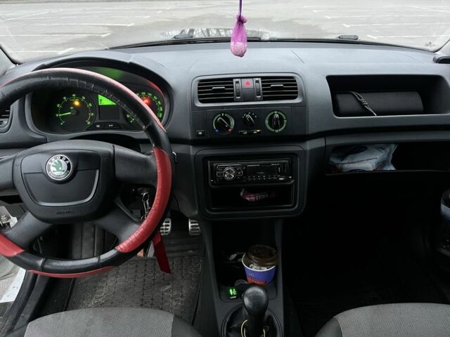 Белый Шкода Фабия, объемом двигателя 1.2 л и пробегом 175 тыс. км за 4300 $, фото 7 на Automoto.ua