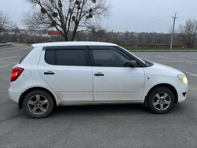 Белый Шкода Фабия, объемом двигателя 1.2 л и пробегом 175 тыс. км за 4300 $, фото 2 на Automoto.ua