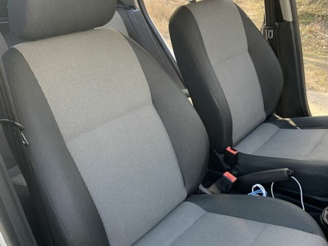 Белый Шкода Фабия, объемом двигателя 1.4 л и пробегом 229 тыс. км за 3799 $, фото 11 на Automoto.ua