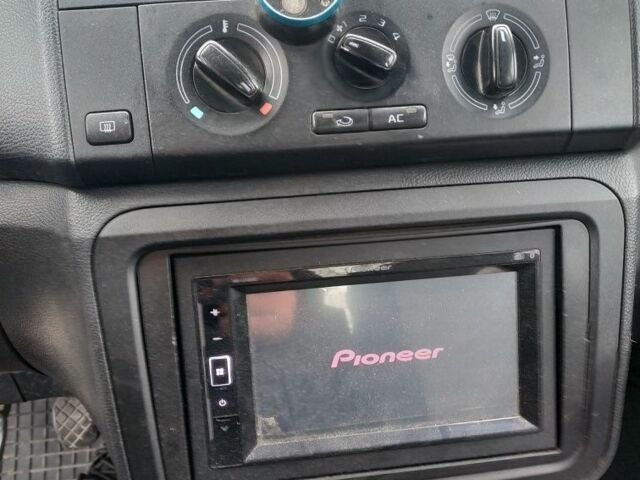 Белый Шкода Фабия, объемом двигателя 1.2 л и пробегом 388 тыс. км за 3400 $, фото 4 на Automoto.ua