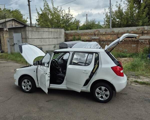 Белый Шкода Фабия, объемом двигателя 1.6 л и пробегом 218 тыс. км за 7000 $, фото 5 на Automoto.ua