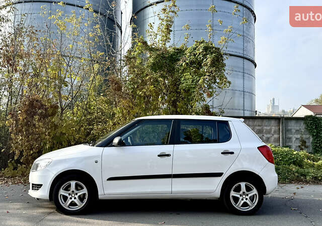 Шкода Фабия 2011 в Киеве на Automoto.ua Белый Шкода Фабия, объемом двигателя 1.2 л и пробегом 235 тыс. км за 4600 $, фото 2 на Automoto.ua