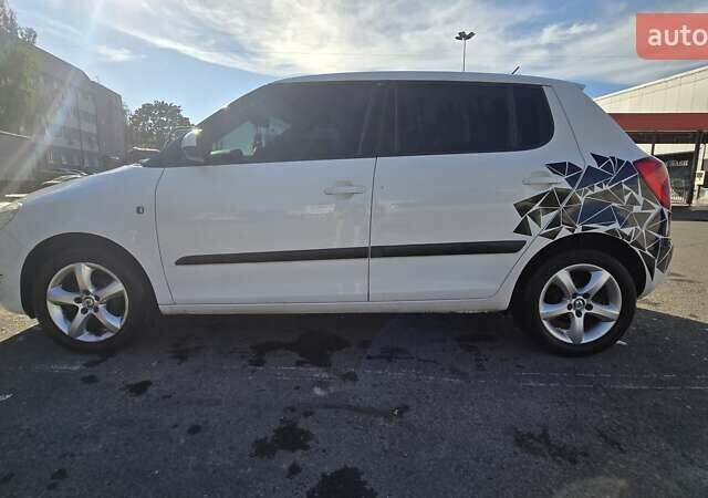 Белый Шкода Фабия, объемом двигателя 1.2 л и пробегом 102 тыс. км за 4700 $, фото 1 на Automoto.ua