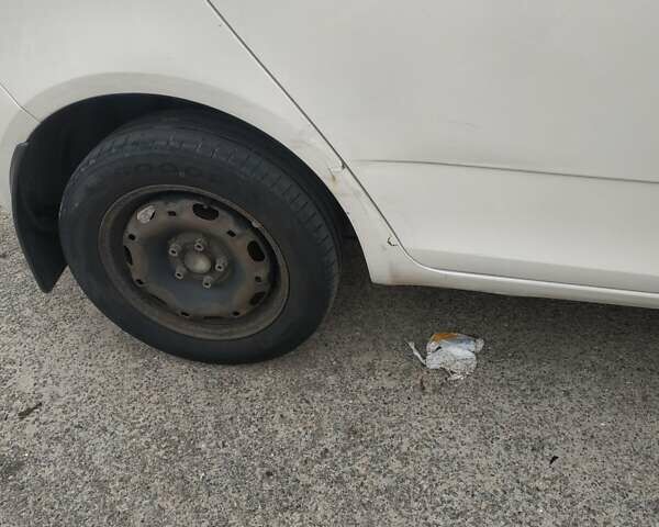 Белый Шкода Фабия, объемом двигателя 1.2 л и пробегом 288 тыс. км за 3400 $, фото 6 на Automoto.ua