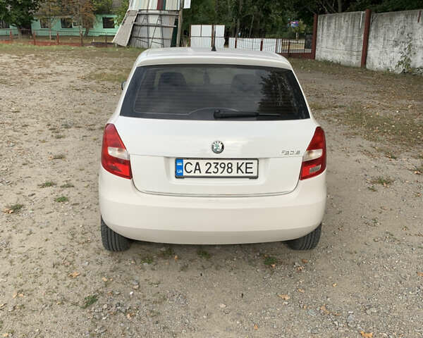 Білий Шкода Фабія, об'ємом двигуна 1.39 л та пробігом 288 тис. км за 4399 $, фото 4 на Automoto.ua