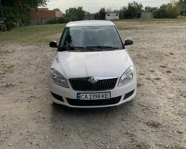 Білий Шкода Фабія, об'ємом двигуна 1.39 л та пробігом 288 тис. км за 4399 $, фото 1 на Automoto.ua
