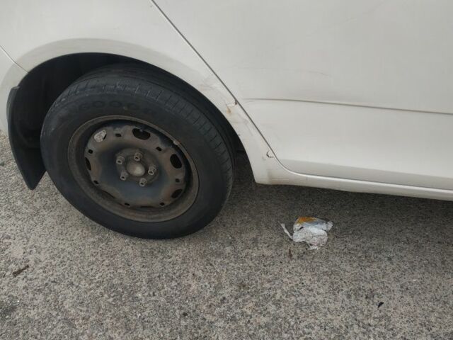 Белый Шкода Фабия, объемом двигателя 1.2 л и пробегом 388 тыс. км за 3400 $, фото 11 на Automoto.ua