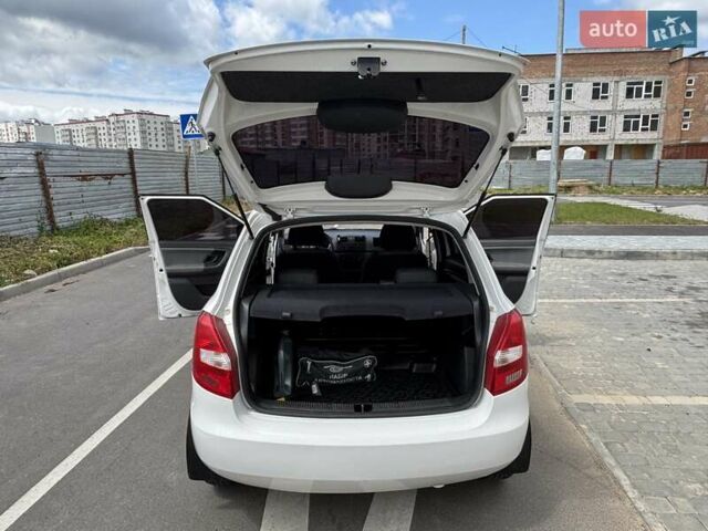 Шкода Фабия 2011 в Виннице на Automoto.ua Белый Шкода Фабия, объемом двигателя 1.2 л и пробегом 230 тыс. км за 4800 $, фото 6 на Automoto.ua