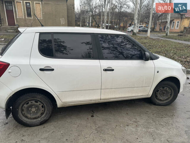 Шкода Фабия 2011 в Краматорске на Automoto.ua Белый Шкода Фабия, объемом двигателя 1.39 л и пробегом 221 тыс. км за 4800 $, фото 1 на Automoto.ua