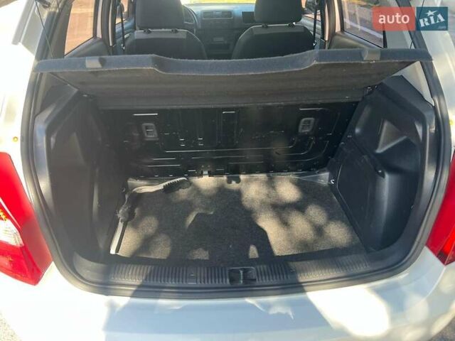 Білий Шкода Фабія, об'ємом двигуна 1.2 л та пробігом 230 тис. км за 4800 $, фото 4 на Automoto.ua