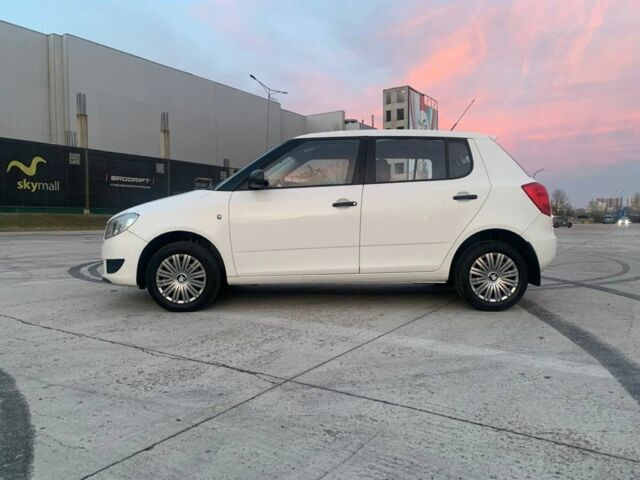 Белый Шкода Фабия, объемом двигателя 1.4 л и пробегом 229 тыс. км за 3799 $, фото 3 на Automoto.ua