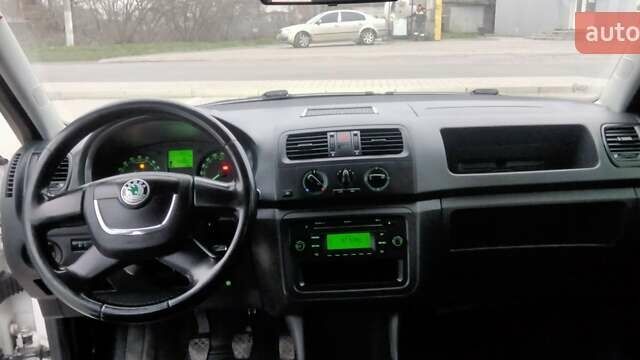 Белый Шкода Фабия, объемом двигателя 1.6 л и пробегом 274 тыс. км за 5500 $, фото 3 на Automoto.ua