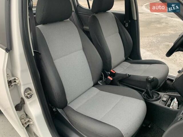 Белый Шкода Фабия, объемом двигателя 1.39 л и пробегом 230 тыс. км за 3698 $, фото 39 на Automoto.ua