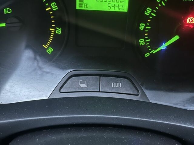 Белый Шкода Фабия, объемом двигателя 1.2 л и пробегом 240 тыс. км за 5000 $, фото 9 на Automoto.ua