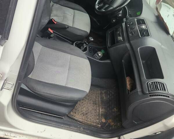 Белый Шкода Фабия, объемом двигателя 1.39 л и пробегом 239 тыс. км за 5250 $, фото 4 на Automoto.ua