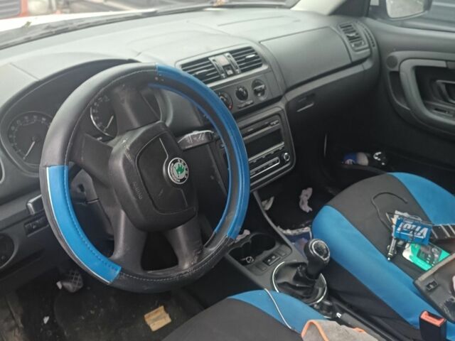 Белый Шкода Фабия, объемом двигателя 1.2 л и пробегом 240 тыс. км за 2850 $, фото 5 на Automoto.ua