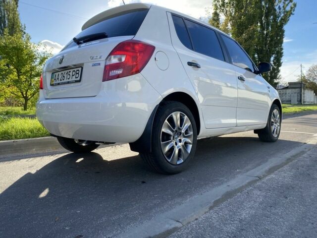 Белый Шкода Фабия, объемом двигателя 1.2 л и пробегом 112 тыс. км за 6400 $, фото 3 на Automoto.ua
