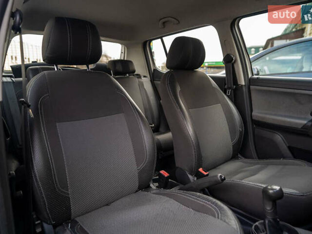 Белый Шкода Фабия, объемом двигателя 1.2 л и пробегом 287 тыс. км за 3900 $, фото 5 на Automoto.ua