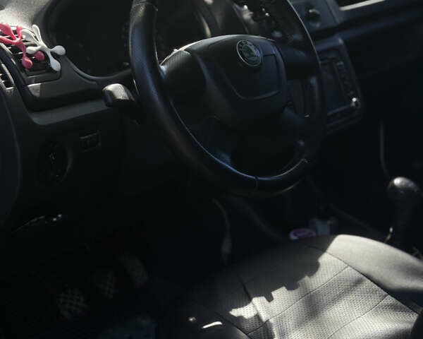 Белый Шкода Фабия, объемом двигателя 1.2 л и пробегом 200 тыс. км за 5600 $, фото 7 на Automoto.ua