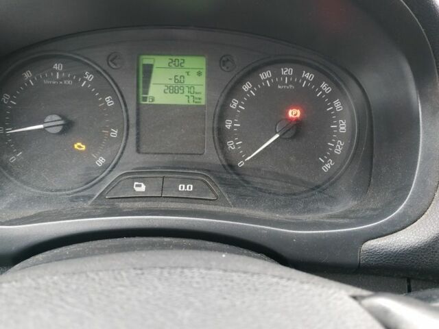 Белый Шкода Фабия, объемом двигателя 1.2 л и пробегом 388 тыс. км за 3400 $, фото 5 на Automoto.ua