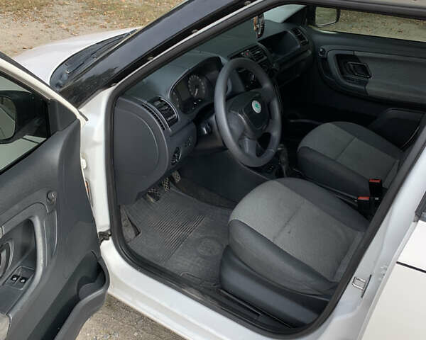 Білий Шкода Фабія, об'ємом двигуна 1.39 л та пробігом 288 тис. км за 4399 $, фото 8 на Automoto.ua