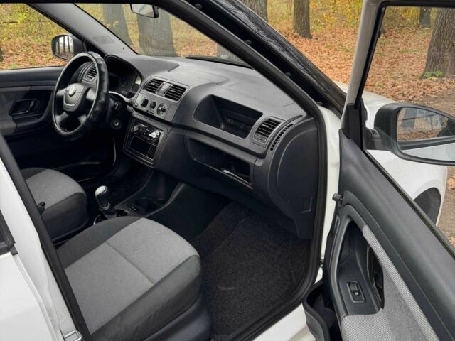 Белый Шкода Фабия, объемом двигателя 1.4 л и пробегом 283 тыс. км за 4700 $, фото 7 на Automoto.ua