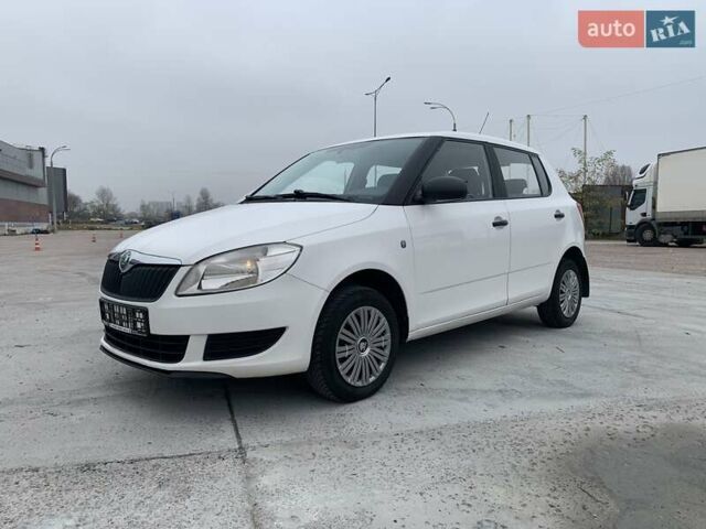 Белый Шкода Фабия, объемом двигателя 1.39 л и пробегом 230 тыс. км за 3698 $, фото 3 на Automoto.ua
