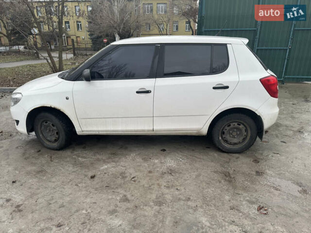Шкода Фабия 2011 в Краматорске на Automoto.ua Белый Шкода Фабия, объемом двигателя 1.39 л и пробегом 221 тыс. км за 4800 $, фото 3 на Automoto.ua