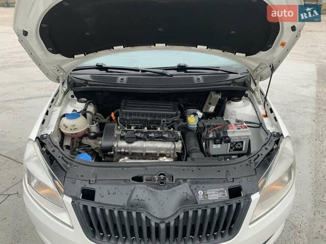 Белый Шкода Фабия, объемом двигателя 1.39 л и пробегом 230 тыс. км за 3698 $, фото 35 на Automoto.ua