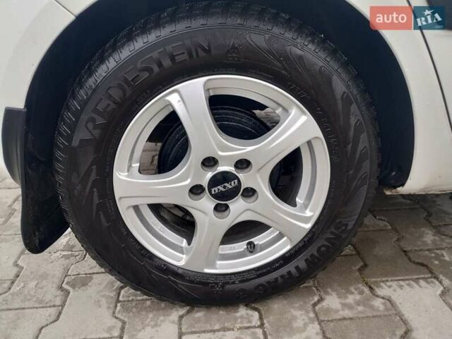 Белый Шкода Фабия, объемом двигателя 1.4 л и пробегом 359 тыс. км за 5600 $, фото 10 на Automoto.ua