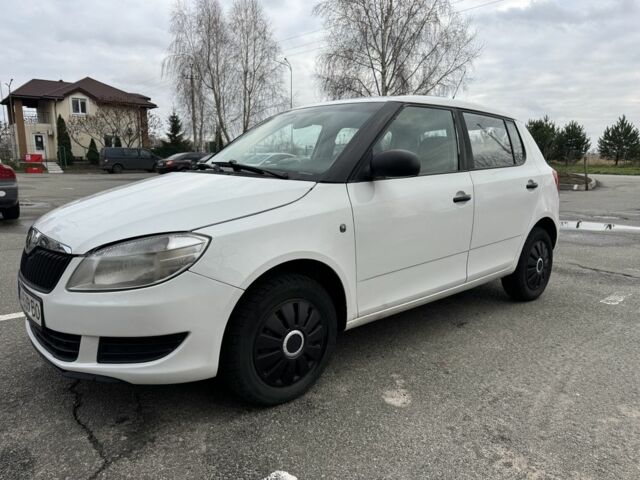 Белый Шкода Фабия, объемом двигателя 1.4 л и пробегом 330 тыс. км за 4000 $, фото 2 на Automoto.ua