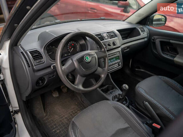 Белый Шкода Фабия, объемом двигателя 1.2 л и пробегом 287 тыс. км за 3900 $, фото 9 на Automoto.ua