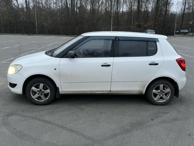 Белый Шкода Фабия, объемом двигателя 1.2 л и пробегом 175 тыс. км за 4300 $, фото 3 на Automoto.ua