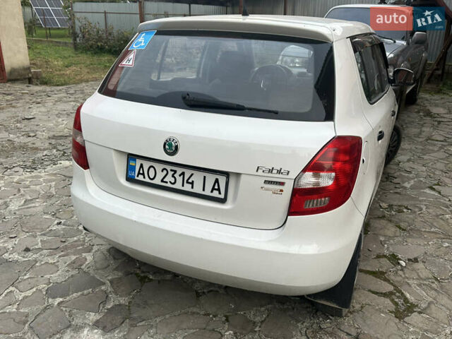 Белый Шкода Фабия, объемом двигателя 1.2 л и пробегом 260 тыс. км за 3500 $, фото 1 на Automoto.ua