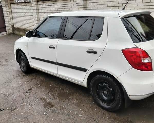 Белый Шкода Фабия, объемом двигателя 1.2 л и пробегом 264 тыс. км за 4600 $, фото 1 на Automoto.ua