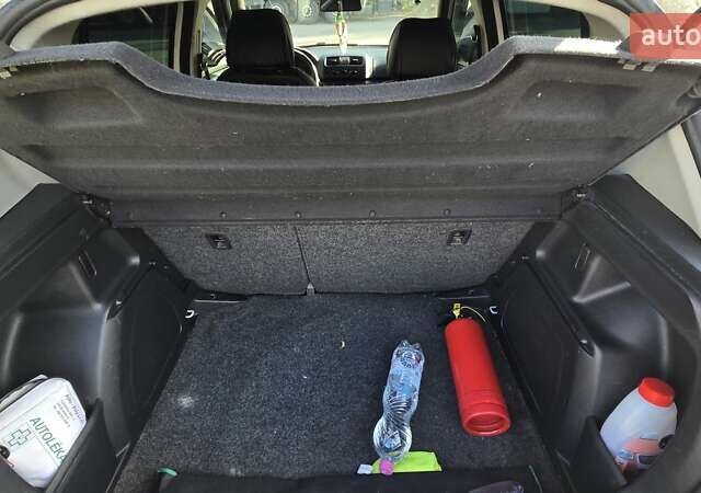 Белый Шкода Фабия, объемом двигателя 1.2 л и пробегом 102 тыс. км за 4700 $, фото 14 на Automoto.ua