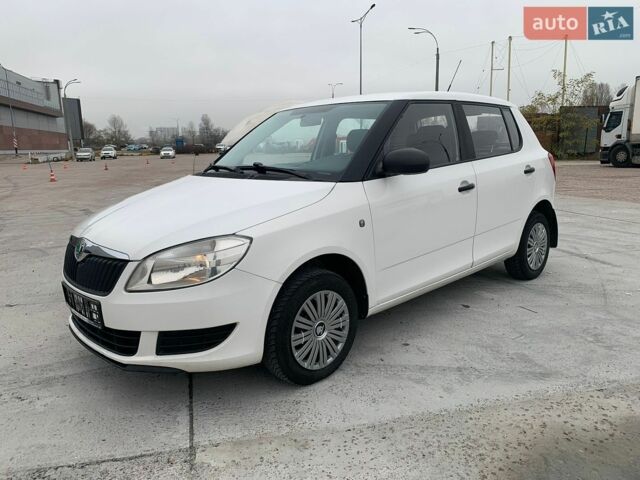 Белый Шкода Фабия, объемом двигателя 1.39 л и пробегом 180 тыс. км за 4000 $, фото 1 на Automoto.ua
