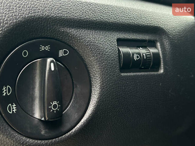 Шкода Фабия 2011 в Львове на Automoto.ua Белый Шкода Фабия, объемом двигателя 1.2 л и пробегом 102 тыс. км за 5500 $, фото 12 на Automoto.ua