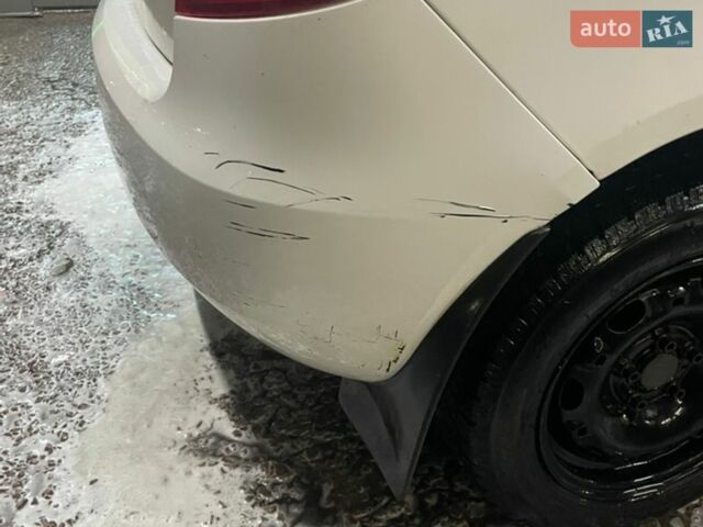 Белый Шкода Фабия, объемом двигателя 1.2 л и пробегом 210 тыс. км за 3800 $, фото 6 на Automoto.ua